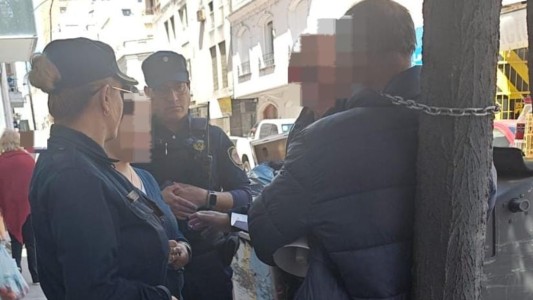 Hombre encadenado a un poste en barrio Alberdi