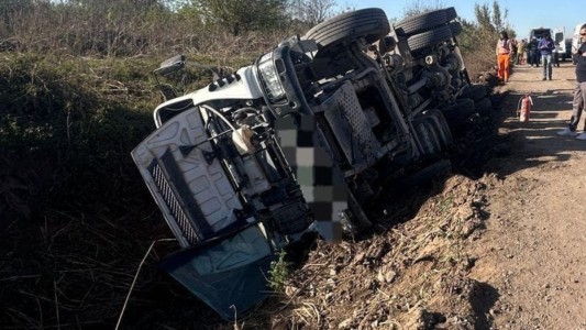Camión hormigonero volcó en barrio Argüello y su conductor resultó lesionado