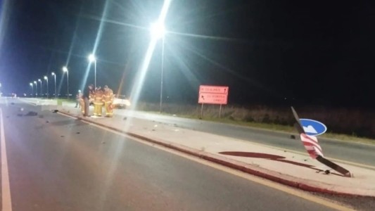 Trágico accidente: murió un motociclista tras chocar contra un cartel