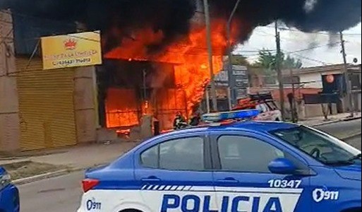 Se desató un incendio en un local comercial de barrio Arguello