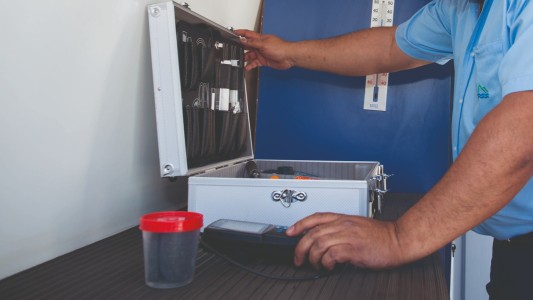 Agua segura, siempre: conocé el trabajo del laboratorio móvil de Aguas Cordobesas