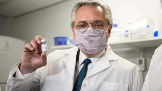 Un jubilado reclama $152 millones a AstraZeneca: una ley de Alberto Fernández protege al laboratorio