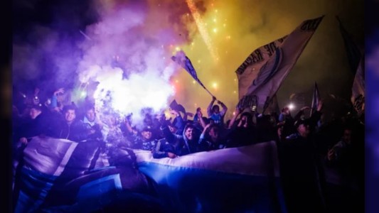 Impresionante banderazo de los hinchas de Racing previo al duelo ante Vélez por Copa Libertadores