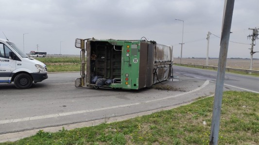 Volcó un camión recolector en B° Comercial