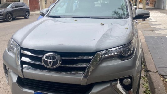 Detuvieron a dos hombres intentando forzar una camioneta en Río Tercero