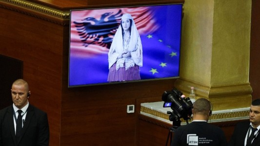 "No estoy aquí para remplazar a los humanos", aseguró la ministra albanesa generada por IA