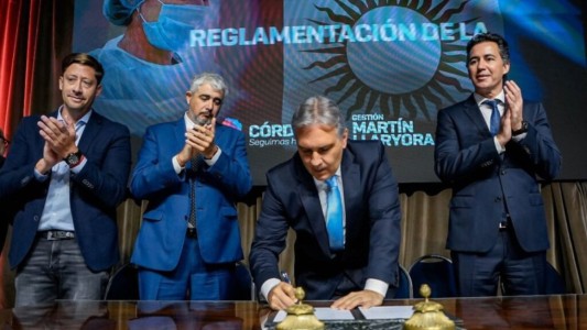 Llaryora anunció aumentos de hasta $300 mil para 2.833 profesionales de salud