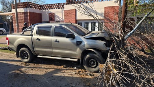 Alta Córdoba: una camioneta chocó a una motociclista y derribó un poste