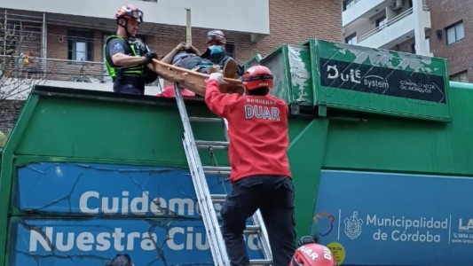Rescatan a un hombre en situación de calle atrapado en un camión de basura