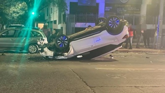 Un vehículo volcó tras chocar contra un coche estacionado