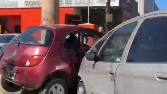 Tremendo choque en Vélez Sarsfield: un conductor quedó atrapado dentro de su auto