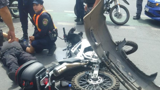 Intento de fuga en el centro: una mujer detenida tras robar en un local y embestir a un policía