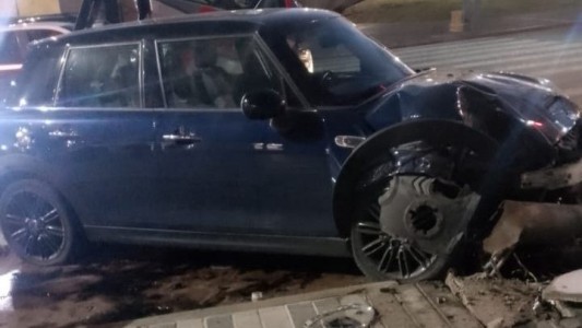 Un auto perdió el control y derribó un poste en Plaza España: no hubo heridos