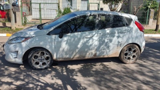 Detuvieron a un hombre que huía en un auto robado: dos policías resultaron heridos