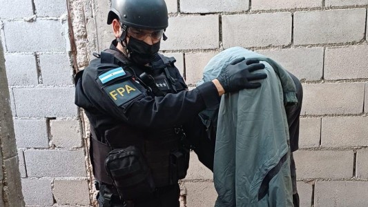 Desbarataron un punto de venta de drogas en barrio Yapeyú: tres detenidos