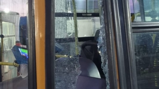 Apedrearon un colectivo: cuatro menores fueron detenidos en Villa Unión