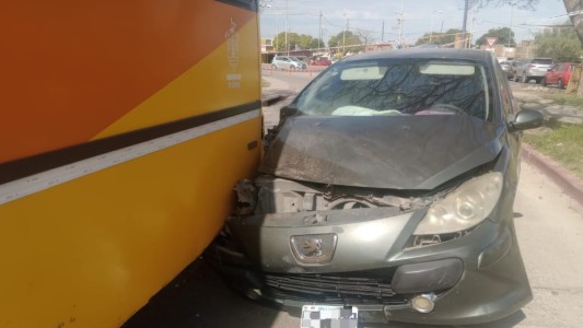 Choque entre auto y colectivo terminó con dos detenidos en Bº General Mosconi