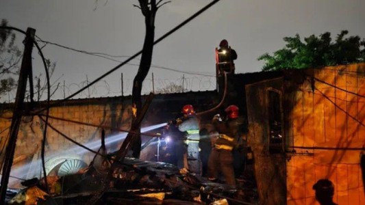 Un Incendio destruyó tres casas en Córdoba: no hubo víctimas fatales