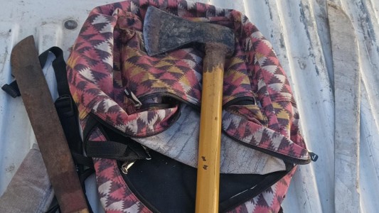Villa Allende Parque: detuvieron a un hombre que atacó a otro con un hacha y un machete