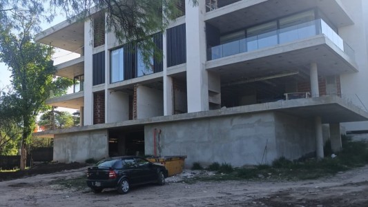 Obrero internado tras caer desde un primer piso en una obra de Villa Warcalde