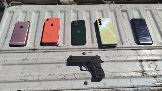 Hombre de 25 años detenido en Bº Marqués Anexo con réplica de arma y celulares