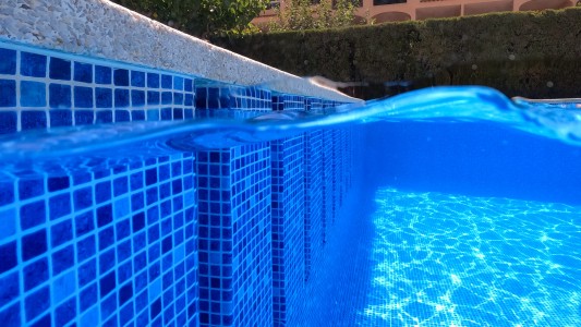 Grave estado de un niño de 2 años tras caer a una pileta en barrio Villa El Libertador