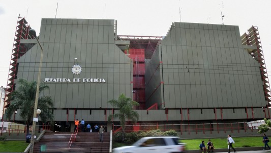 Escándalo en la Policía: acusan a un cabo de espiar y fotografiar a compañeras en el baño