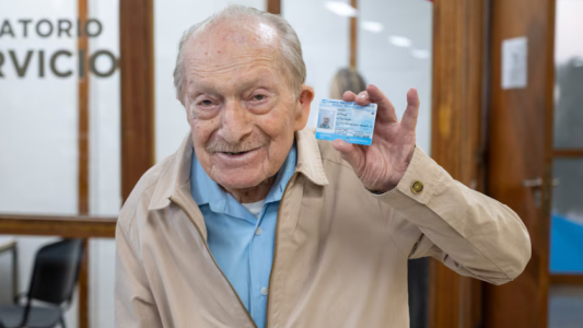 Un hombre de 100 años en Mendoza renovó su licencia para conducir