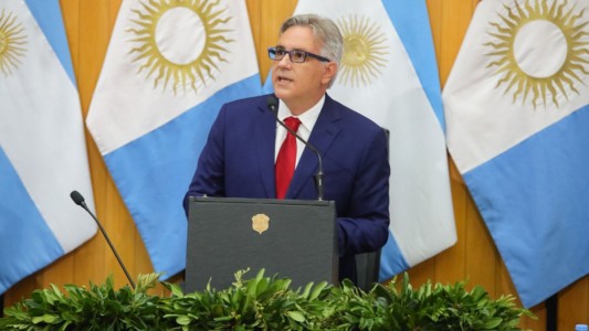 Llaryora criticó al Gobierno de Milei: “Si no estuvieran tan mal, no pedirían ayuda a EE.UU.”