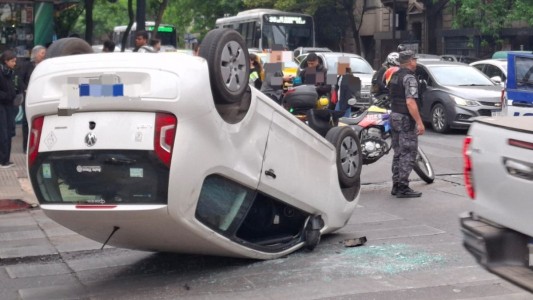 Vuelco en Nueva Córdoba: auto quedó con las cuatro ruedas hacia arriba
