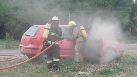 Unquillo: un auto se incendió tras cargar GNC y su conductor sufrió quemaduras