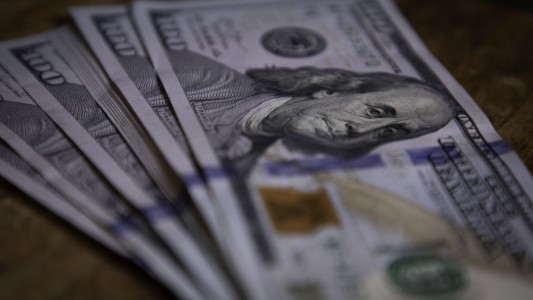 A pesar de la confirmación del swap con EE.UU, el dólar oficial subió a $1.495