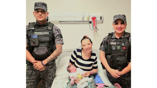 Una mujer dio a luz en su casa y fue asistida por la Policía