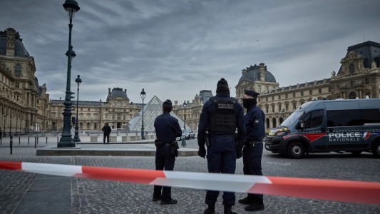 Robo de joyas históricas en el Louvre: ministra afirma que seguridad funcionó
