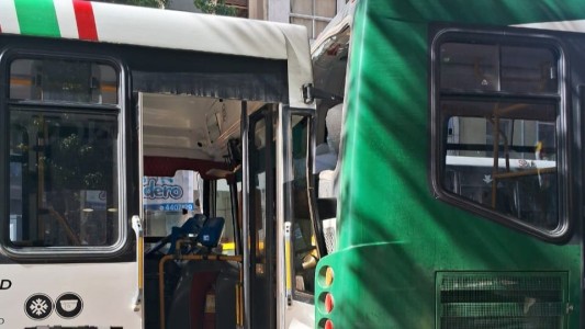 Choque múltiple entre colectivos en Avenida Colón: cuatro heridos