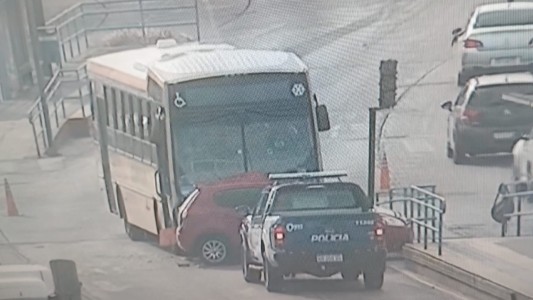 Accidente entre un colectivo y un auto en Avenida Sabattini: un herido