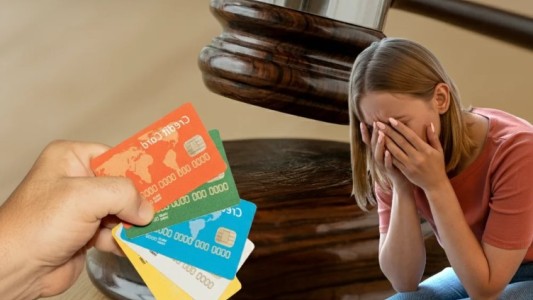 Debía $800.000, no pudo pagar la tarjeta de crédito, ignoró al banco y la jueza la condenó a pagar una fortuna