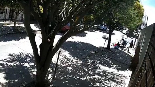 Se enfrentó a un ladrón armado y evitó el robo a su vecina