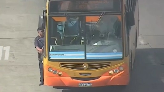 Un policía abrió paso a un colectivo para asistir a una pasajera descompensada