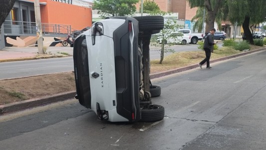 Perdió el control y chocó contra un auto estacionado en Alto Alberdi