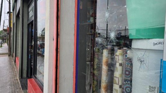 Dispararon cinco veces contra una ferretería y dejaron notas intimidatorias