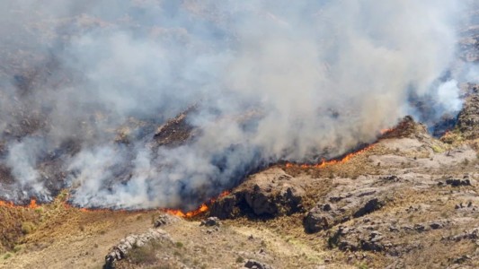 Contuvieron el incendio en Guasapampa, pero persisten focos inestables