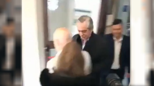 Alberto Fernández votó y salió apurado: "Defendiendo la democracia"