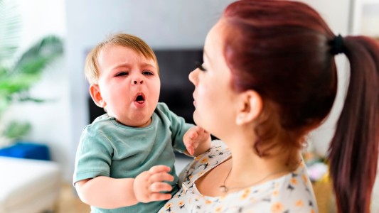 Tos convulsa: ¿Cómo prevenirla y por qué la vacuna es clave en recién nacidos?