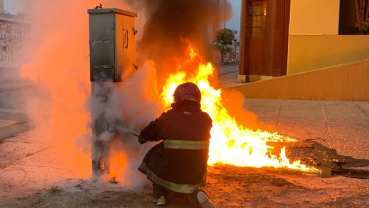 Bomberos controlaron un incendio frente al Hospital de Urgencias
