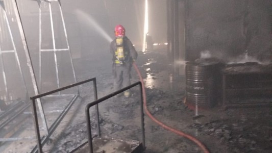 Incendio destruyó una fábrica metalúrgica en el Parque Industrial Polo 52