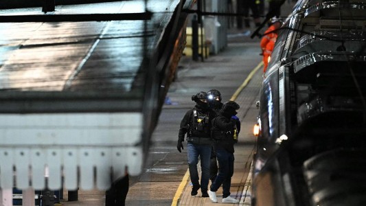 Inglaterra: qué se sabe del ataque con arma blanca que dejó al menos diez heridos en un tren