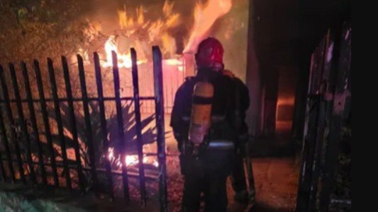 Estación Flores: bomberos sofocaron un incendio y rescataron al propietario de la vivienda