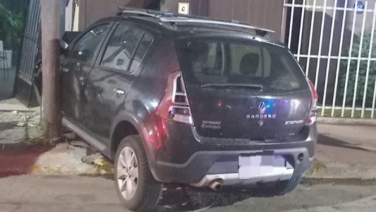 Conductor alcoholizado perdió el control de su auto y chocó contra dos viviendas