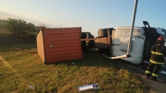 Volcó un camión en la Ruta 9 Sur: el conductor sufrió heridas leves